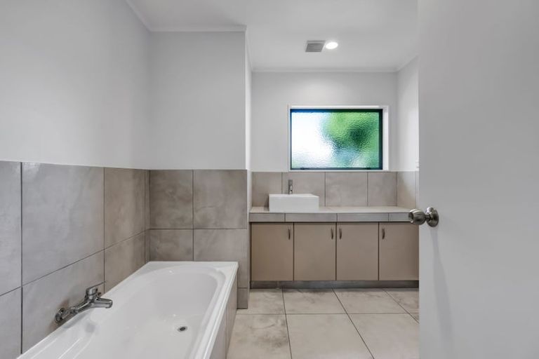 Photo of property in 3e Kinross Drive, Merrilands, New Plymouth, 4312