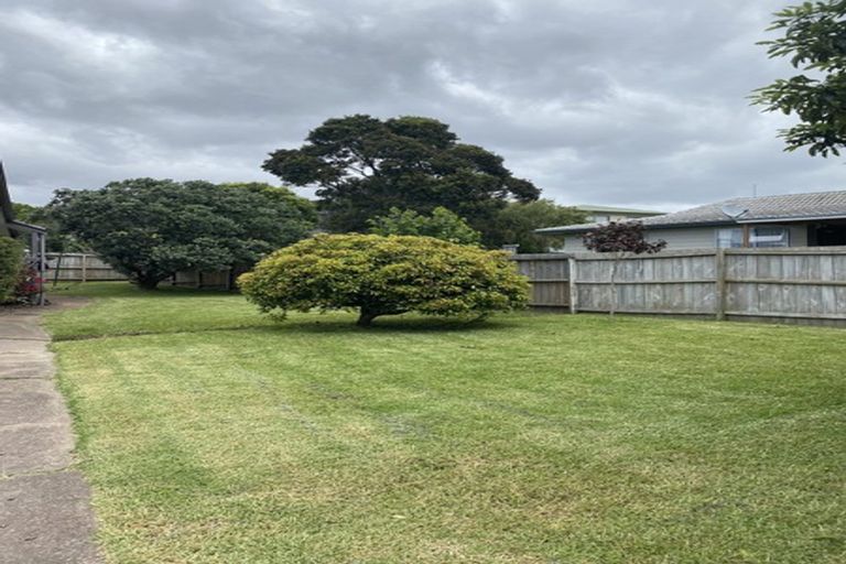 Photo of property in 42 Claverdon Drive, Massey, Auckland, 0614