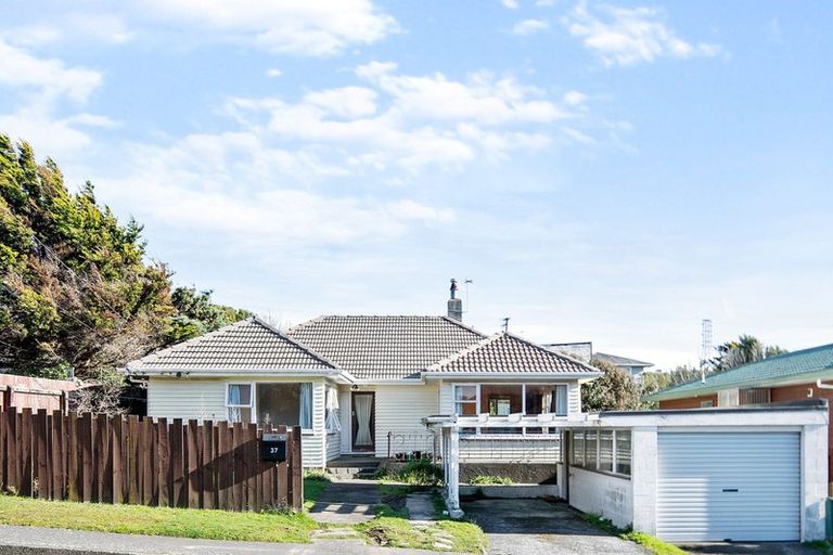 Photo of property in 37 Kenmore Street, Newlands, Wellington, 6037