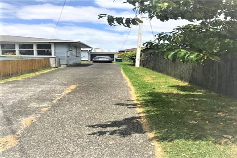 Photo of property in 13 Rewarewa Road, Te Atatu Peninsula, Auckland, 0610