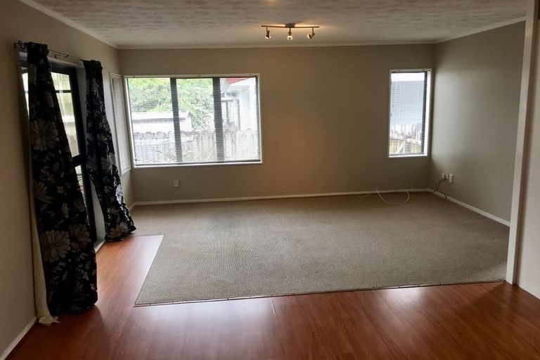 Photo of property in 2/44 Darren Crescent, Half Moon Bay, Auckland, 2012