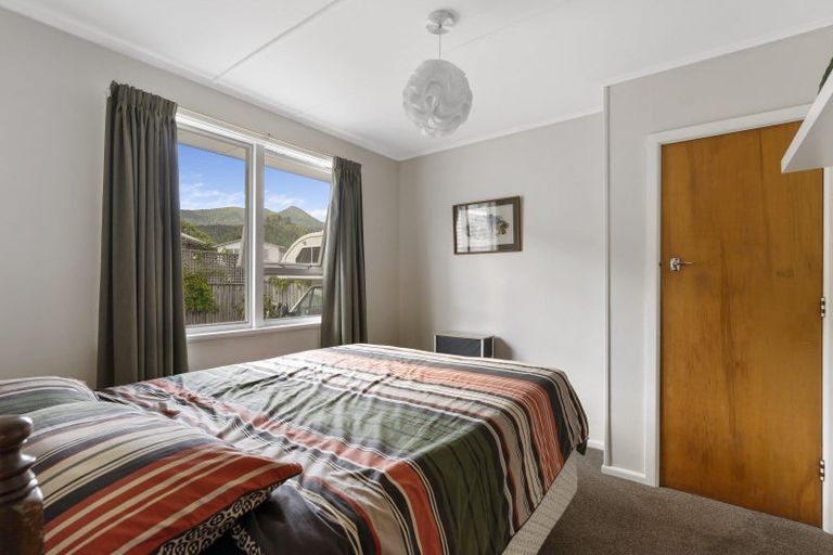 Photo of property in 16 Wairau Road, Picton, 7220