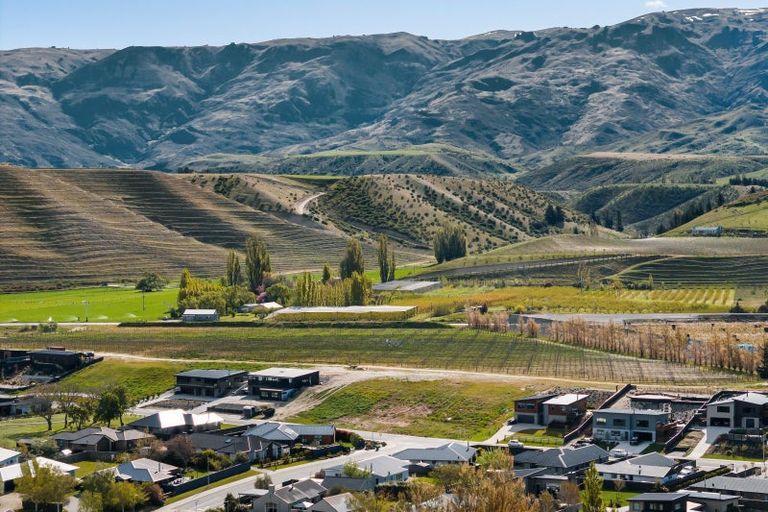 Photo of property in 65 Stratford Drive, Mount Pisa, Cromwell, 9383