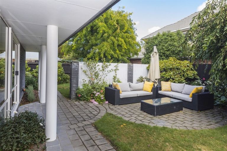 Photo of property in 16 Huntingdon Place, Avonhead, Christchurch, 8042