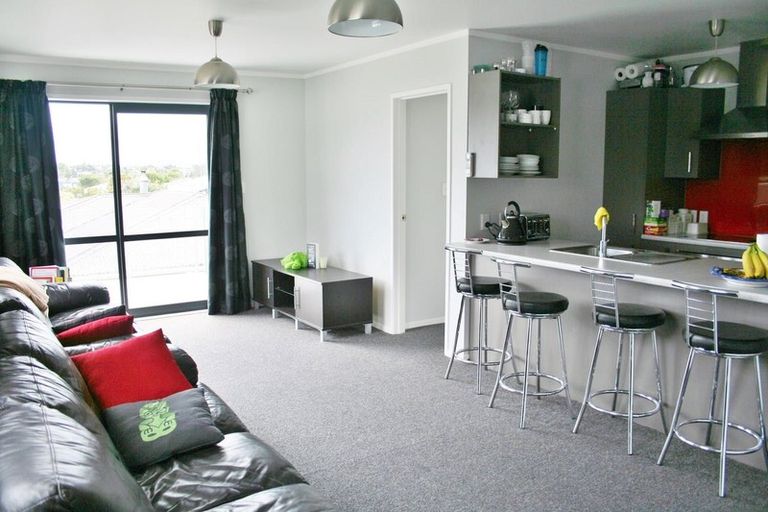 Photo of property in 16a Woodall Place, Totara Vale, Auckland, 0627