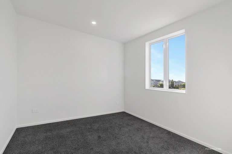Photo of property in 27 Stitchbird Crescent, Papakura, 2110