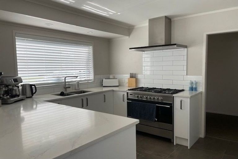 Photo of property in 7 Donzella Place, Conifer Grove, Takanini, 2112