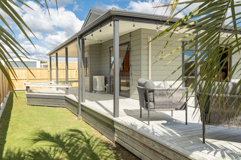 Photo of property in 28 Surf Street, Whitianga, 3510