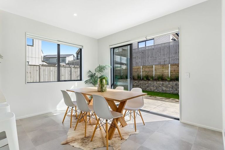 Photo of property in 21 Parkmore Drive, Rosehill, Papakura, 2113