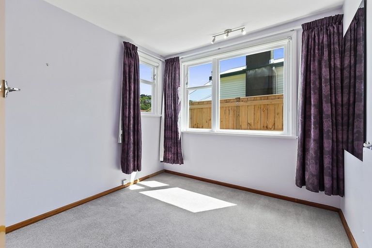 Photo of property in 29 Kellsmere Crescent, Island Bay, Wellington, 6023