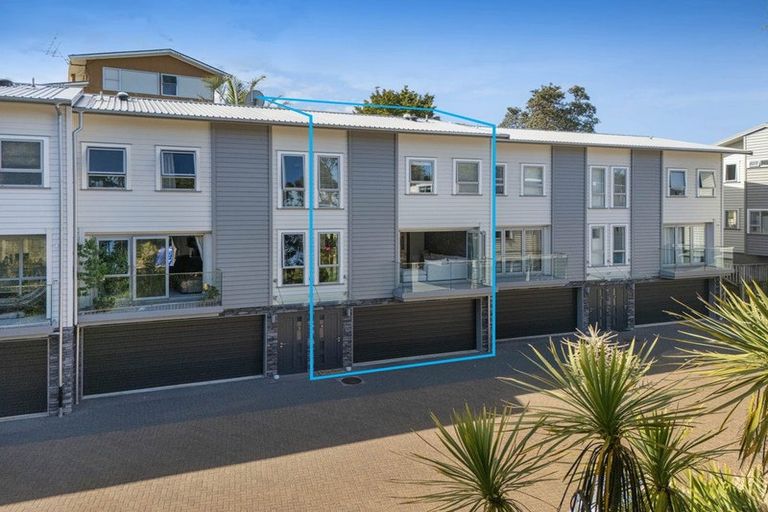 Photo of property in 4/13 Kaihu Street, Northcote, Auckland, 0627
