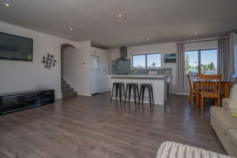 Photo of property in 11 Forster Place, West Harbour, Auckland, 0618