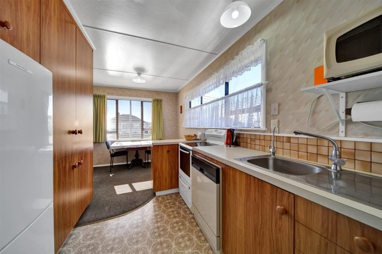 Photo of property in 1 Robbins Crescent, Hawera, 4610