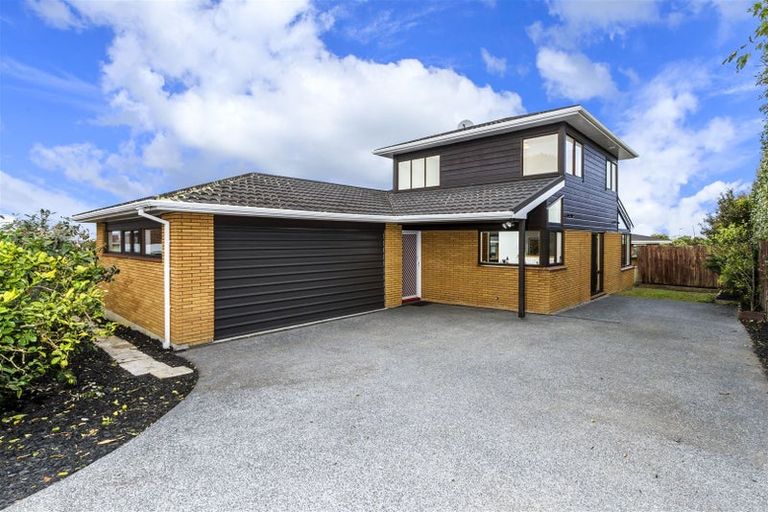 Photo of property in 1/3 Holdaway Avenue, Northcote, Auckland, 0627