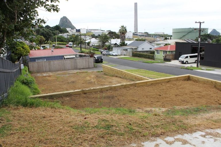 Photo of property in 38 Pioneer Road, Moturoa, New Plymouth, 4310