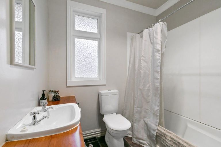 Photo of property in 4 Curtis Street, Northland, Wellington, 6012