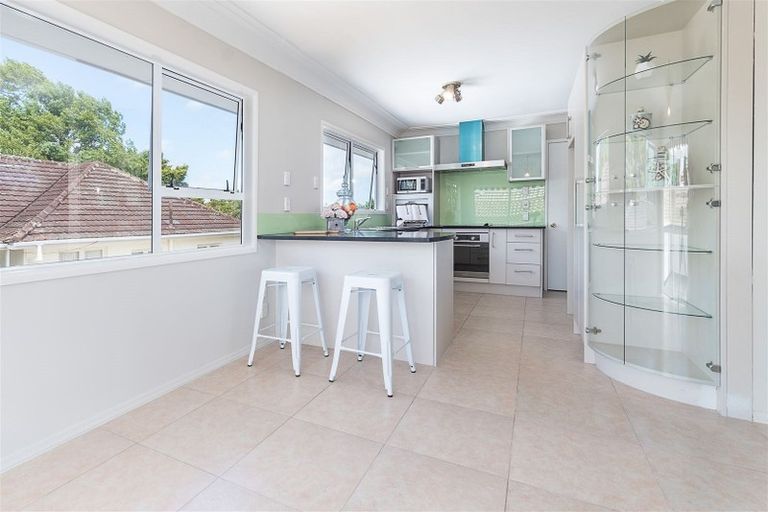 Photo of property in 2/200 Onewa Road, Birkenhead, Auckland, 0626