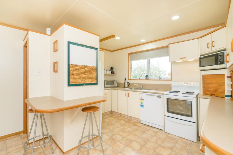 Photo of property in 10 Forbes Place, Kelvin Grove, Palmerston North, 4414