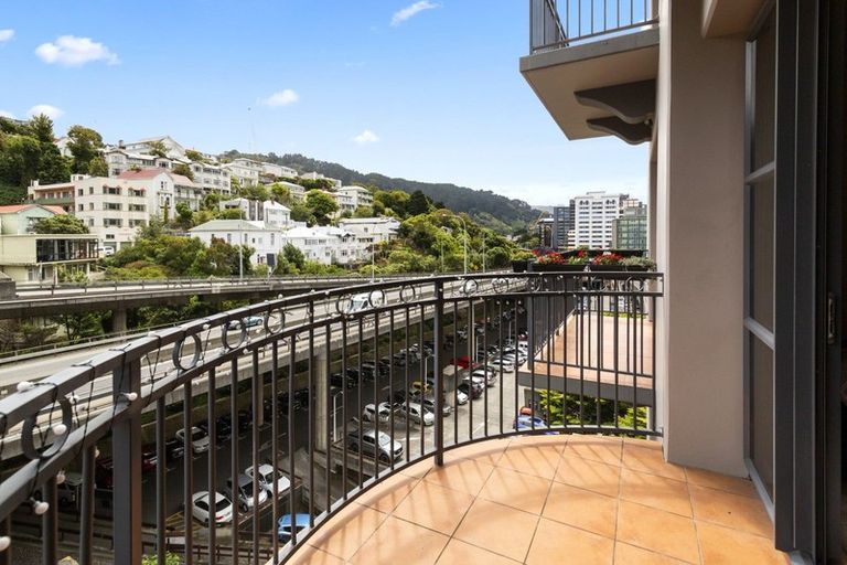 Photo of property in Atrium Towers, 4o/154 The Terrace, Wellington Central, Wellington, 6011