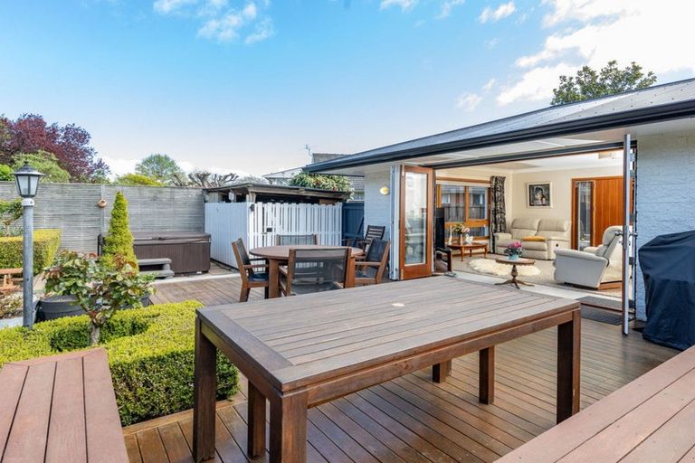 Photo of property in 2/19 Raxworthy Street, Ilam, Christchurch, 8041