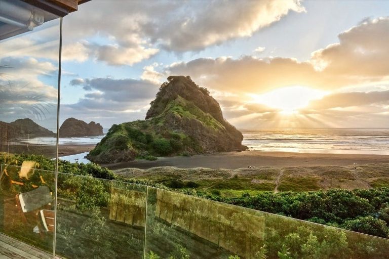 Photo of property in 24 Garden Road, Piha, 0772