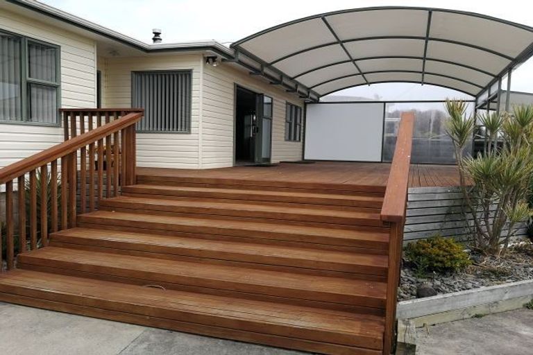 Photo of property in 12 Bamboo Grove, Kelston, Auckland, 0602