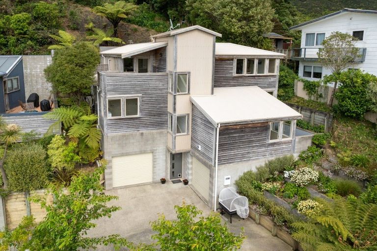 Photo of property in 23 Doris Gordon Crescent, Crofton Downs, Wellington, 6035