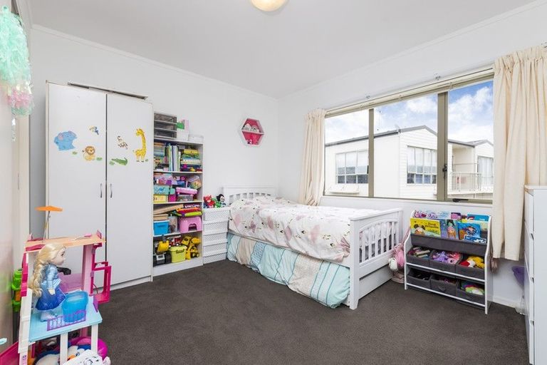 Photo of property in The Haven, 12/120 Beach Haven Road, Beach Haven, Auckland, 0626
