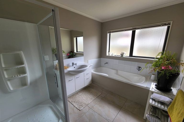 Photo of property in 46 King Charles Drive, Kingsley Heights, Upper Hutt, 5018