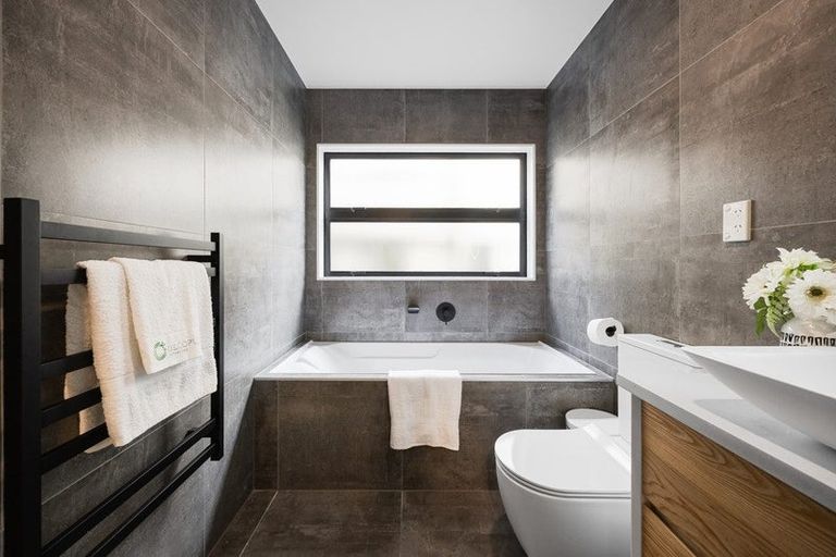 Photo of property in 25b Kiteroa Terrace, Rothesay Bay, Auckland, 0630