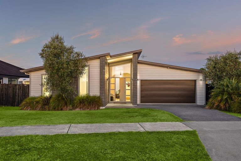 Photo of property in 8 Sir Lincoln Drive, Kumeu, 0810