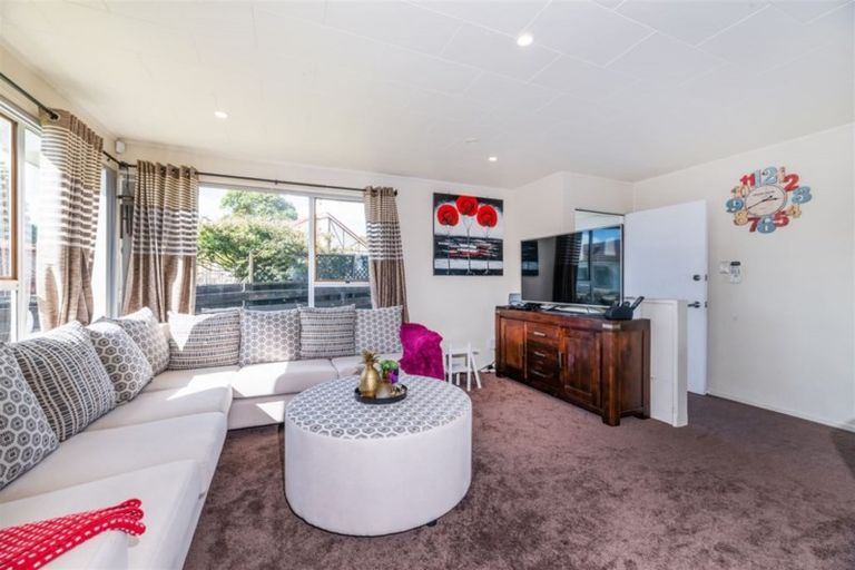 Photo of property in 2/9 Heathberry Close, Papatoetoe, Auckland, 2025