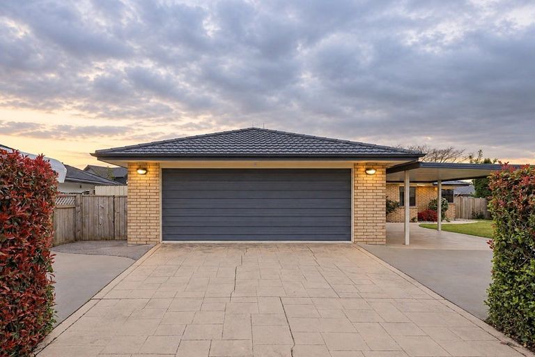 Photo of property in 1 Roderick Place, Rototuna, Hamilton, 3210