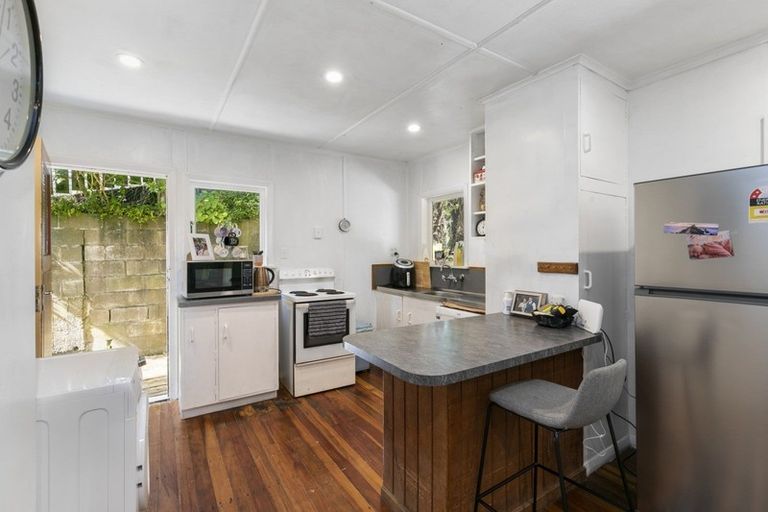 Photo of property in 138 Miromiro Road, Normandale, Lower Hutt, 5010