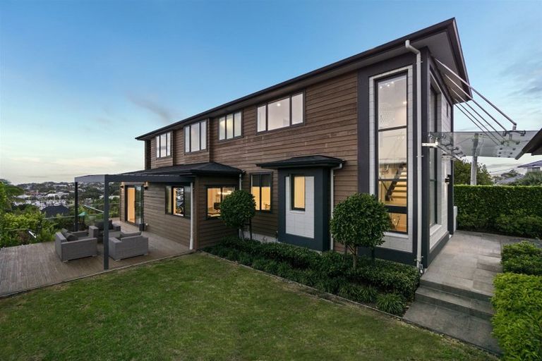 Photo of property in 13 Seaview Road, Castor Bay, Auckland, 0620