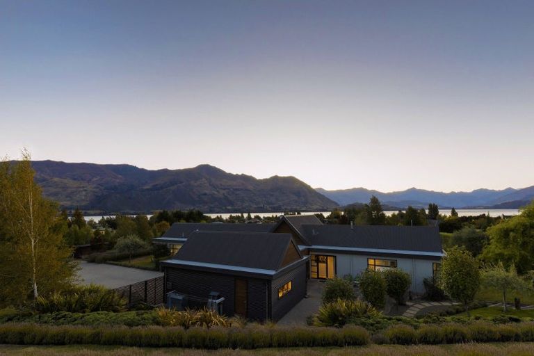 Photo of property in 251 Beacon Point Road, Wanaka, 9305