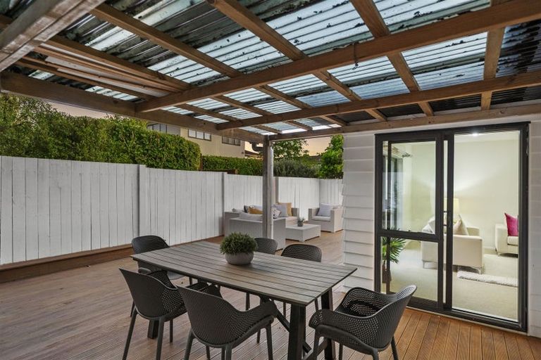 Photo of property in 209a Forrest Hill Road, Forrest Hill, Auckland, 0620