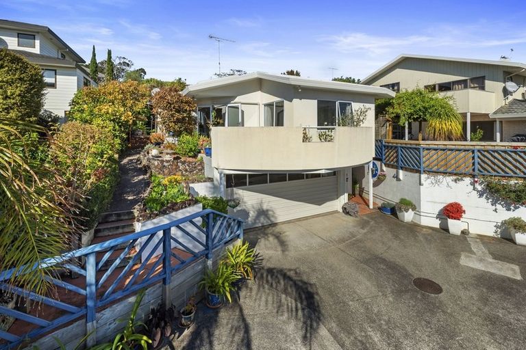 Photo of property in 2/3 Tiri View Place, Waiake, Auckland, 0630