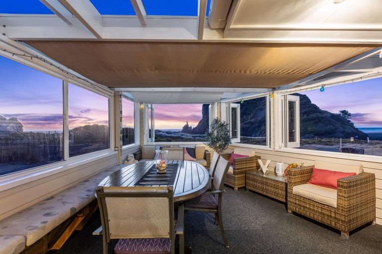 Photo of property in 47 Marine Parade South, Piha, 0772