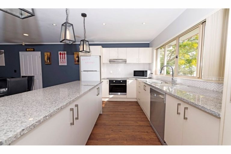 Photo of property in 3 Neta Grove, Henderson, Auckland, 0612