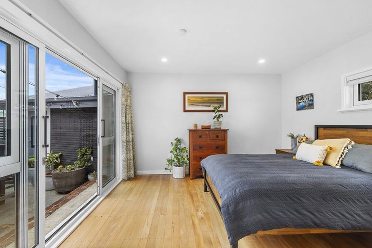 Photo of property in 92 Kahu Road, Paremata, Porirua, 5024