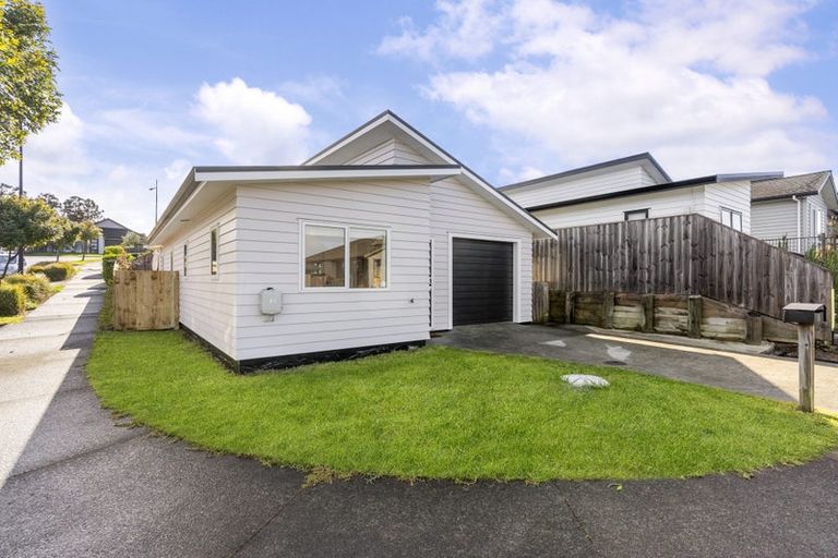 Photo of property in 8 Reserva Crescent, Kumeu, 0810