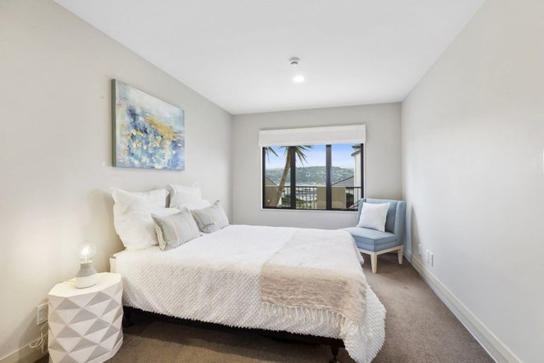 Photo of property in 5 Bunker Way, Strathmore Park, Wellington, 6022