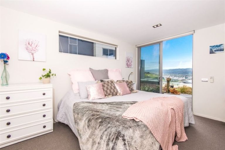 Photo of property in 6 Bendigo Grove, Newlands, Wellington, 6037