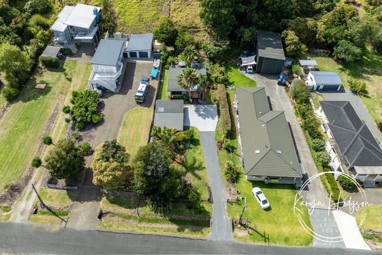 Photo of property in 10 Regent Street, Whakapirau, Maungaturoto, 0583