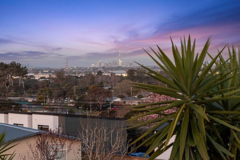 Photo of property in 1c Valron Road, Te Atatu South, Auckland, 0602