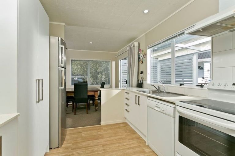 Photo of property in 4 Rook Place, Unsworth Heights, Auckland, 0632