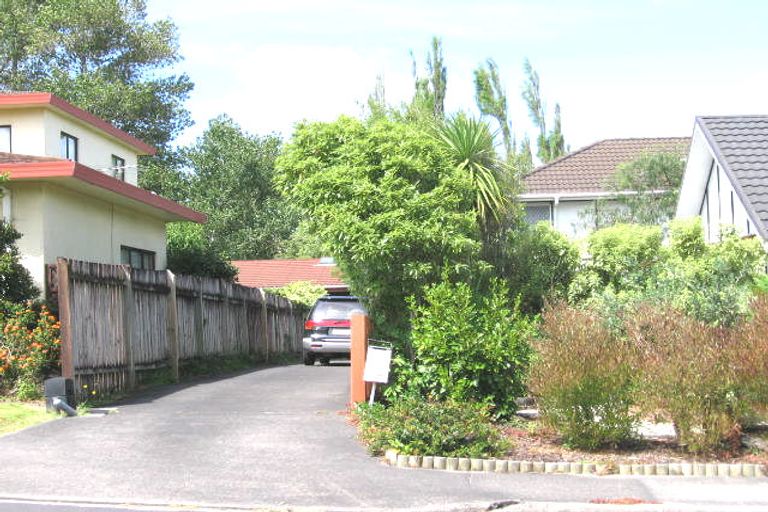 Photo of property in 2/3 Ronald Macken Place, Windsor Park, Auckland, 0632