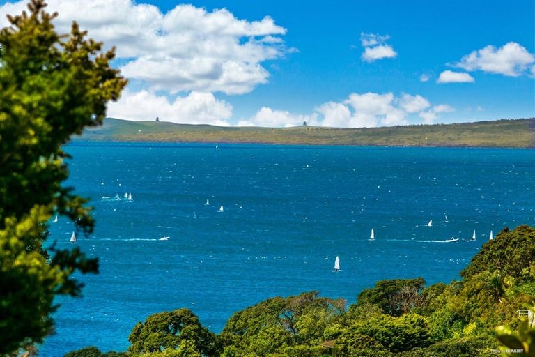 Photo of property in 35 Montgomery Avenue, Rothesay Bay, Auckland, 0630