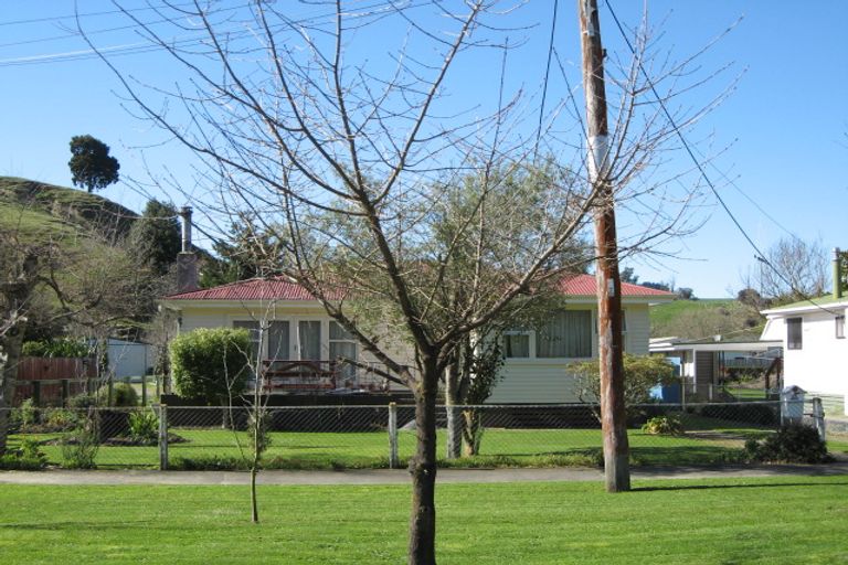 Photo of property in 28 Ongo Road, Hunterville, 4730